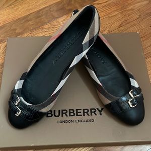 Beautiful Burberry Slides Size 40 barely worn perfect for spring and summer